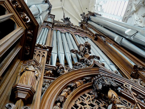 les grands tuyaux de l'orgue